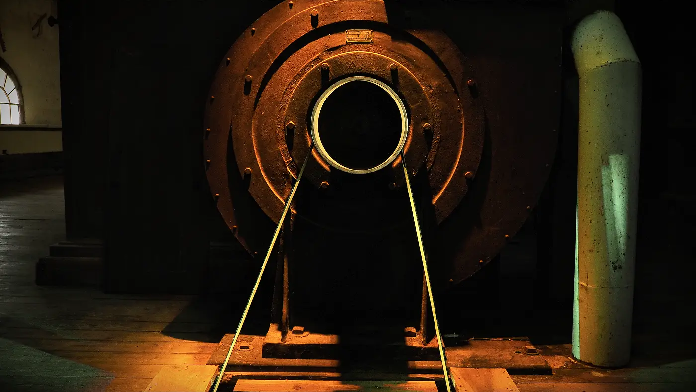 Lumière sculptée dans le Moulin de Porchères — Collectif API